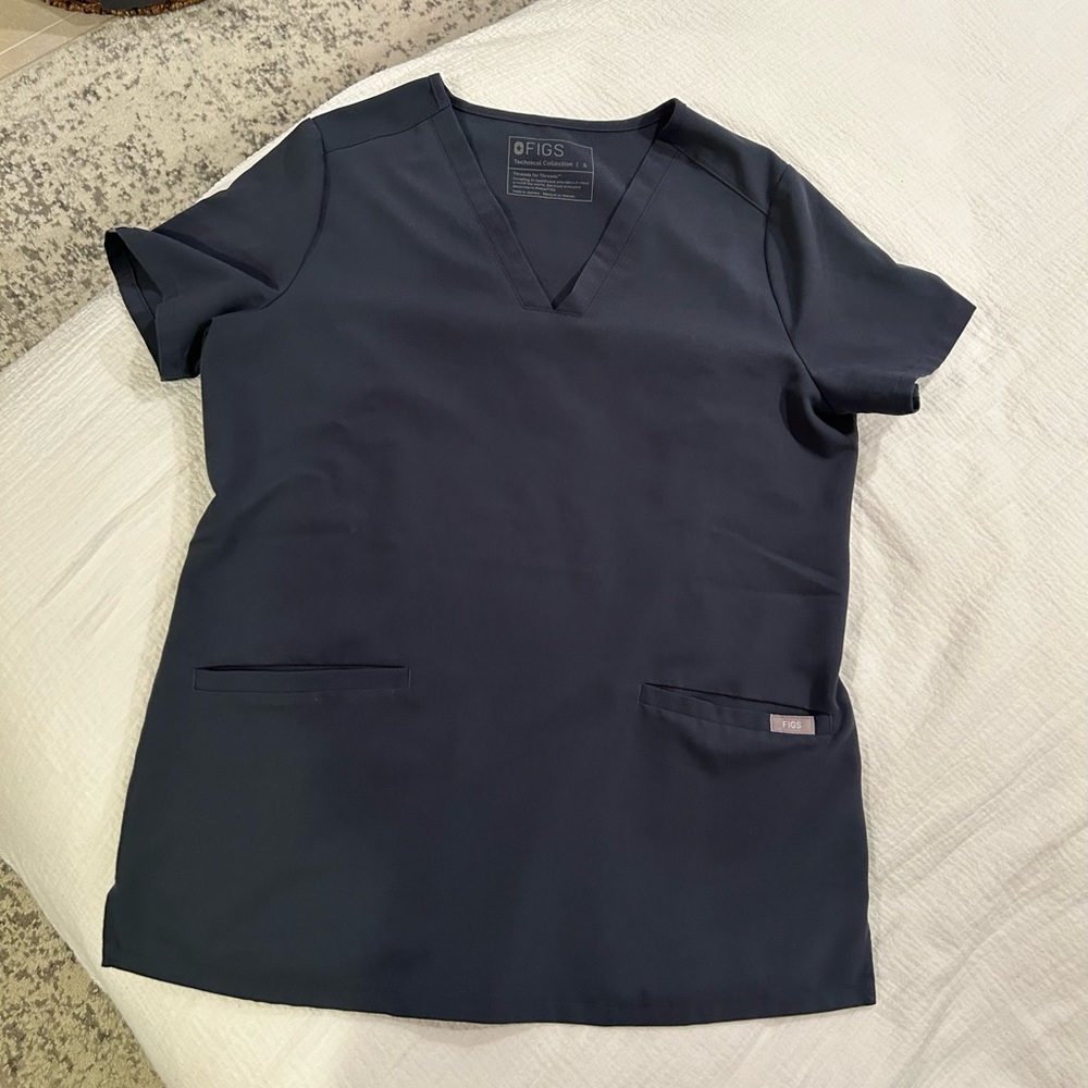 FIGS Casma Three-Pocket Scrub Top: Night Sky